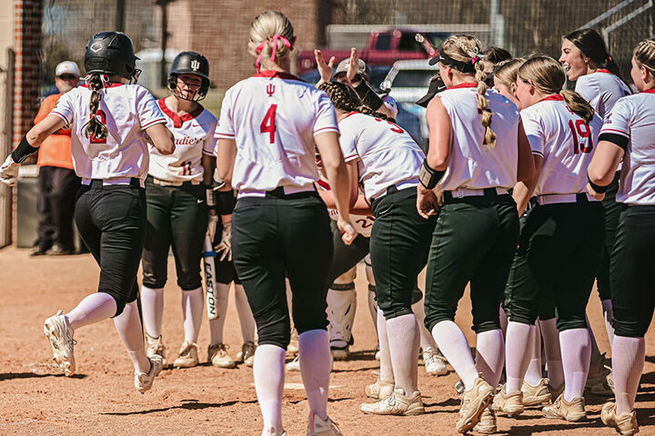 An IU Southeast softball pitcher throws a pitch.